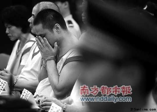涉黑“肉霸”团伙18名成员受审。南都记者 冯宙锋 实习生 郝文辉 摄 涉黑“肉霸”团伙18名成员受审。南都记者 冯宙锋 实习生 郝文辉 摄