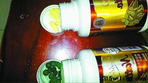 昨天,马先生向记者展示了这两瓶同样包装、颜色和形状却完全不同的药片。 深圳商报记者 张亦萌 摄 昨天,马先生向记者展示了这两瓶同样包装、颜色和形状却完全不同的药片。 深圳商报记者 张亦萌 摄