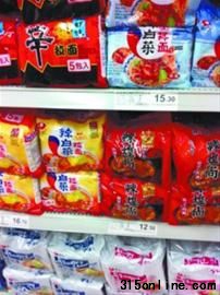 在沈阳某超市里,农心产品照常在销售,但是唯独不见“辛拉面特辣香菇味”的身影。 记者 孙哲 摄 在沈阳某超市里,农心产品照常在销售,但是唯独不见“辛拉面特辣香菇味”的身影。 记者 孙哲 摄