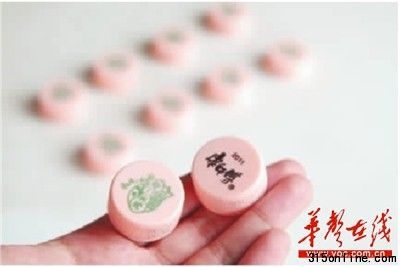 6月15日,长沙市远大路,蒋女士拿着无法兑奖的瓶盖很恼火。记者 龚磊 摄