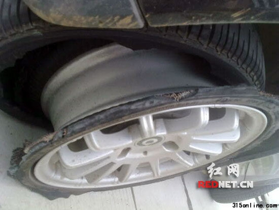 车主易先生3月购买的奔驰smart 小车,在一次行驶中“爆胎”,轮胎与钢圈完全脱离。