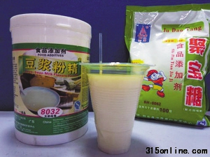 豆浆粉精、聚宝糖加水兑出一杯香甜的“豆浆”。 豆浆粉精、聚宝糖加水兑出一杯香甜的“豆浆”。