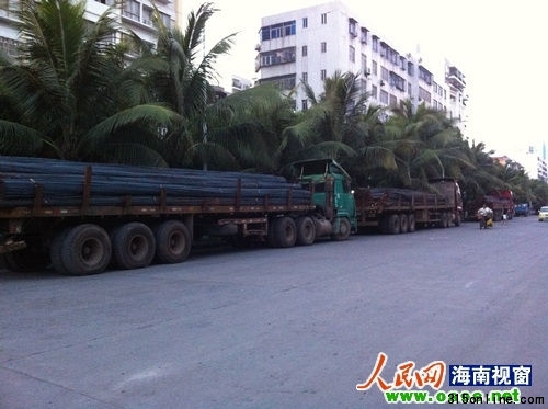 超载货车“整装待发”(图片来源:人民网)