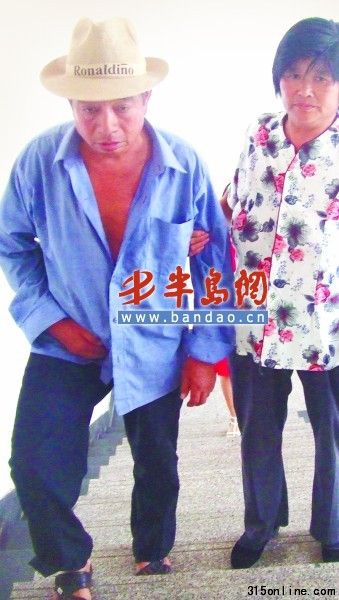 魏广春出门行走需要老伴搀扶。