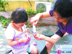 3岁小女孩16次手术顽强求生:最想用嘴喝水(图)