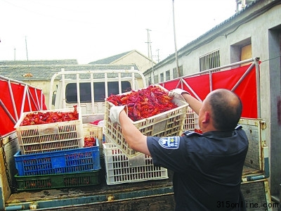 南京小作坊被查露天熬煮上千斤死龙虾加工虾仁