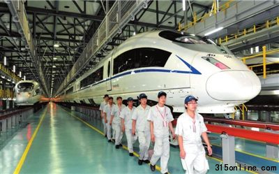 近日,中国北车唐车公司驻上海动车所售后服务站工作人员准备检查入库车辆。新华社发