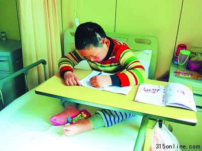 10岁男孩患脑炎左脑切除重学走路仍想读书(图)