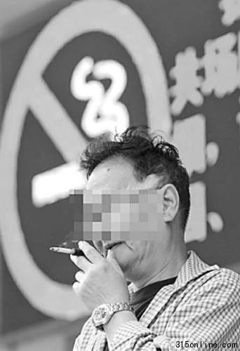 中国禁烟令遭遇多重尴尬专家称官员守法成关键