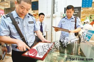 执法人员仔细查看证照细节。重庆晚报记者 贺怀湘 摄