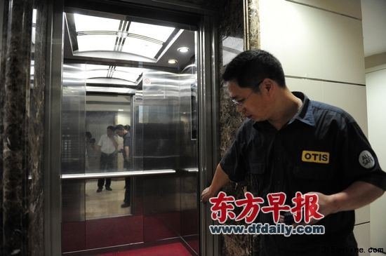 昨天,奥的斯电梯维修人员在现场检修。早报记者 赵昀 实习生 夏一峰 图