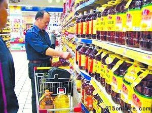 市民在选购食用油。 (资料图片)