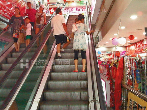 透笼轻工批发市场内老旧的扶梯。