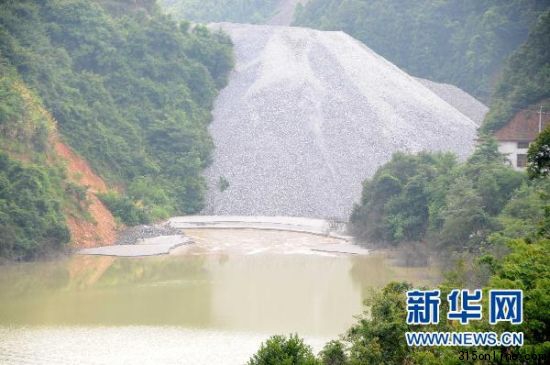 位于大余县的章源钨业石雷钨矿区选矿场临河而建,河道上废渣堆积如山,堵塞严重(7月9日摄)。新华社记者 李兴文