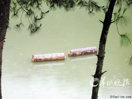 沉潭 涪陵区新村乡群星村,天价榨菜沉潭处,水上的浮标标示着榨菜沉潭的时间。 羊城晚报记者 鲁钇山 摄