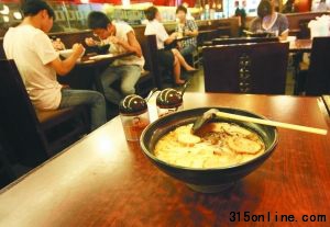 7月28日在市内一家味千拉面连锁店,顾客在消费。味千拉面陷入“汤底门” 市值一天蒸发15亿。南山 摄