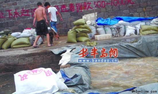 8月2日,小黄山社区一处海蜇池子旁放着明矾。 8月2日,小黄山社区一处海蜇池子旁放着明矾。