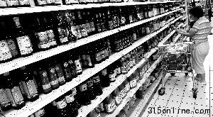 北京某超市,一位顾客在仔细选购食用醋。首席摄影记者 蔡代征/摄