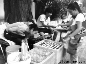 昨日,北京站斜对面的北鲜鱼巷胡同,一男一女边卖饮料边卖去往唐山的“黑长途”车票。
