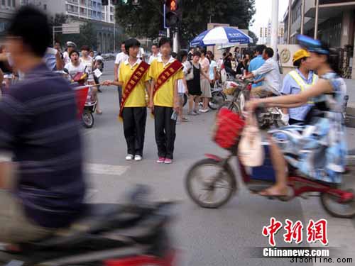 郑州组织学生协管交通引发弹声律师说协管无效