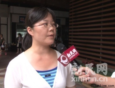 街坊:家乐福售饮料组合装贵过单品总价。新民网严峻 摄 街坊:家乐福售饮料组合装贵过单品总价。新民网严峻 摄