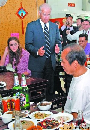 拜登在北京吃小吃。 CFP供图 拜登在北京吃小吃。 CFP供图