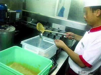 舀出膏状体骨汤原料。(来源:扬子晚报) 舀出膏状体骨汤原料。(来源:扬子晚报)