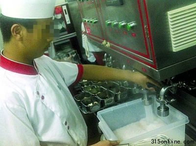 加入开水。(来源:扬子晚报) 加入开水。(来源:扬子晚报)