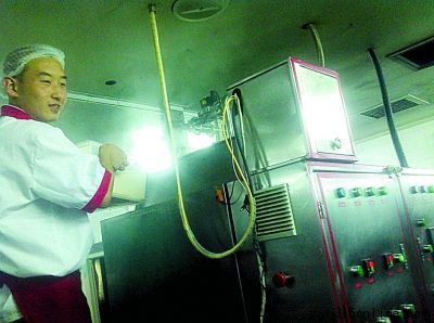 加入机器再搅拌。(来源:扬子晚报) 加入机器再搅拌。(来源:扬子晚报)