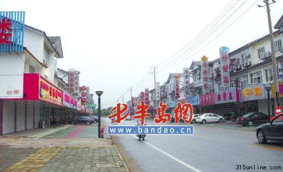 以大闸蟹为特色的酒店一家挨着一家。