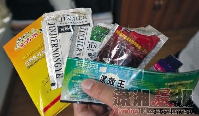 这是记者从一位菜农茄子地里收集来的各种农药的包装。图/新华社 这是记者从一位菜农茄子地里收集来的各种农药的包装。图/新华社