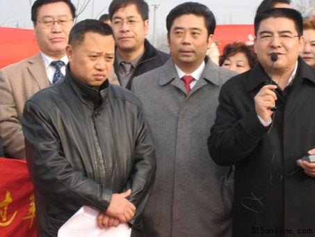 华商协会隐蔽收费模式揭秘 企业花万元买牌牌