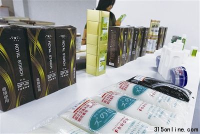 在爱蜂潮体验馆四楼的墙纸辅料区,“日本原浆”产品的外包装上看不见中文说明 摄/记者 吴海浪 在爱蜂潮体验馆四楼的墙纸辅料区,“日本原浆”产品的外包装上看不见中文说明 摄/记者 吴海浪