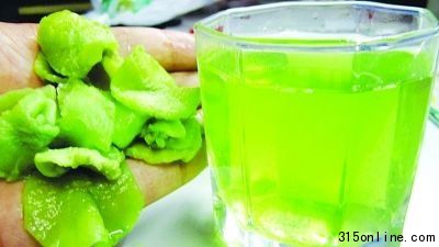 现场查到的脱水莴笋干泡水后褪色很严重。