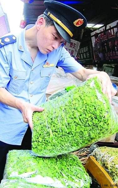 南京工商部门从市场内查出过绿的莴笋干。李海勇 摄