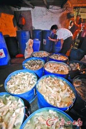 牛熟食黑厂内被曝用臭碱脱毛双氧水漂白