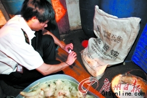 加工点现场发现了硫酸铵。记者曹景荣 摄 加工点现场发现了硫酸铵。记者曹景荣 摄