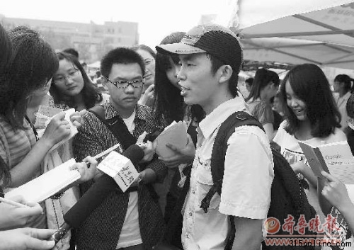 保安自考入大学报到现场秀英文谈理想称想当老师