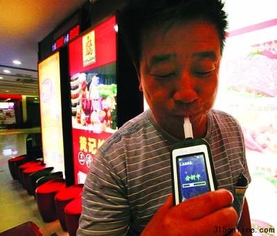 海底捞一位顾客在测试酒精含量。