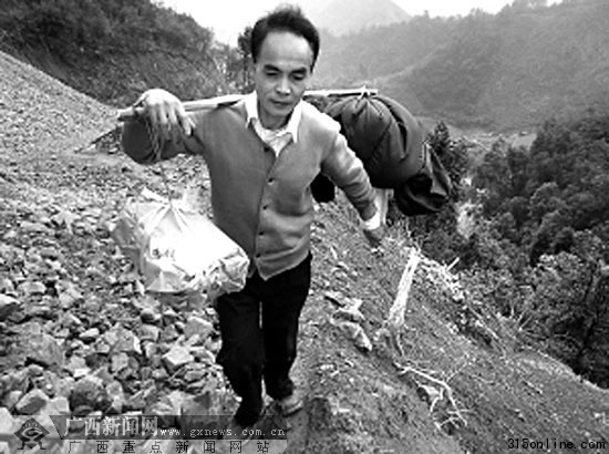 “扁担教师”一人长征:38年为孩子挑生活学习用品