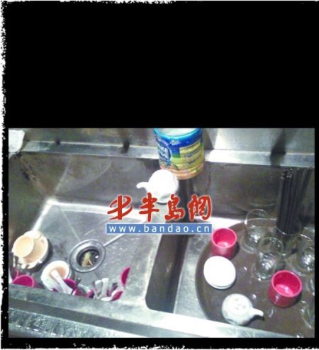 服务员清洗餐具很简单,一般只用清水冲冲 服务员清洗餐具很简单,一般只用清水冲冲