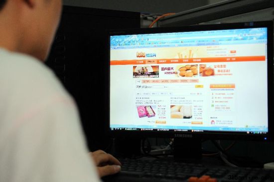 2011年9月11日 网上的月饼,骗子的陷阱——数百网民拉拉网上团购月饼被骗事件调查广州一名在读研究生小叶在查看仍可打开的拉拉网页面。之前,他在拉拉网上团购了冰皮月饼,网页上显示8月31日已发货,但至今仍未收到(9月6日摄)。 2011年9月11日 网上的月饼,骗子的陷阱——数百网民拉拉网上团购月饼被骗事件调查广州一名在读研究生小叶在查看仍可打开的拉拉网页面。之前,他在拉拉网上团购了冰皮月饼,网页上显示8月31日已发货,但至今仍未收到(9月6日摄)。