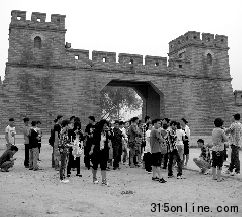 山寨八一剧组网上招演员骗钱 巧立名目乱收费