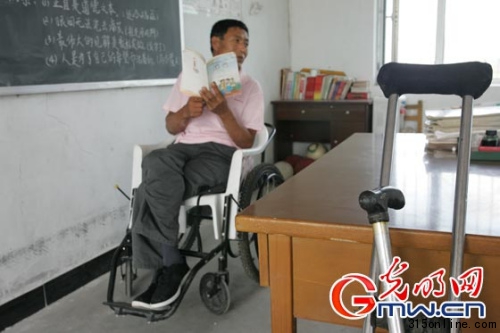 乡村教师患病致残拄拐授课18年风雨无误(图)