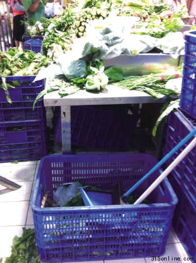 本报记者暗访中拍下的家乐福、沃尔玛超市部分场景。梁 馨摄 本报记者暗访中拍下的家乐福、沃尔玛超市部分场景。梁 馨摄