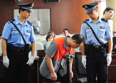 8月30日,张继存过失致人死亡案在北京市丰台区法院开庭。涉嫌制售亚硝酸盐毒鸡的张继存向原告鞠躬赔罪。蒲东峰/CFP 8月30日,张继存过失致人死亡案在北京市丰台区法院开庭。涉嫌制售亚硝酸盐毒鸡的张继存向原告鞠躬赔罪。蒲东峰/CFP