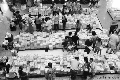 开学在即,不少学生和家长前往书店选购教辅图书。朱引炜/CFP 开学在即,不少学生和家长前往书店选购教辅图书。朱引炜/CFP