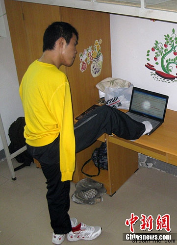 无臂青年吴建平今入校曾用嘴咬笔参加高考(图)