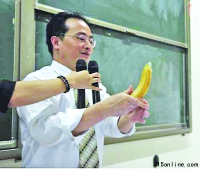 大学开设性教育课老师拿香蕉教学生戴安全套(图)