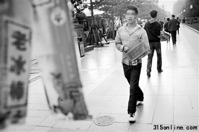 天安门广场附近,小贩兜售“老冰棒”。